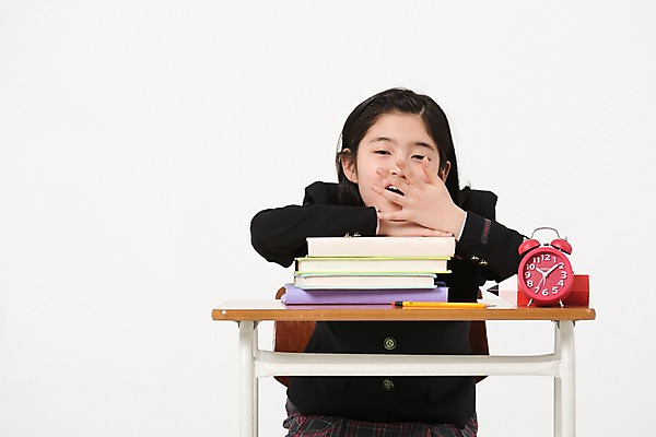 포토 JPG 스튜디오촬영 학생 여학생 여자 교복 의자 실내 피곤 한명 앉기 상반신 앞모습 10대 책 한국인 책상 여러권 여중생 탁상시계 하품 십대여자한명만 국내포토 1 옷 뷰포인트 시계 가구 다수 컨셉 모션 중학생 청소년 사람 동양인 내부 생리현상 여자한명만 십대여자만 파일형식 생활용품 인종 현상 여자만 십대만 오브젝트