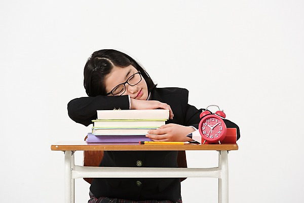 포토 JPG 스튜디오촬영 학생 여학생 여자 교복 엎드리기 의자 실내 한명 앉기 상반신 앞모습 10대 책 한국인 잠 책상 여러권 여중생 탁상시계 십대여자한명만 안경낌 국내포토 1 옷 안경 뷰포인트 시계 가구 다수 모션 중학생 청소년 사람 동양인 내부 여자한명만 십대여자만 파일형식