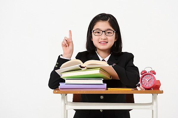 포토 JPG 스튜디오촬영 학생 여학생 여자 교복 의자 실내 한명 미소 앉기 상반신 앞모습 10대 책 연필 한국인 검지손가락 책상 여러권 여중생 탁상시계 십대여자한명만 안경낌 국내포토 1 옷 안경 뷰포인트 시계 가구 다수 손가락 모션 중학생 청소년 학용품 표정 사람 동양인 내부 필기구 여자한명만 십대여자만 파일형식