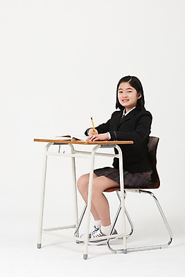 포토 JPG 스튜디오촬영 전신 학생 여학생 여자 교복 의자 실내 한명 미소 앉기 옆모습 10대 연필 한국인 기록 책상 여중생 십대여자한명만 국내포토 1 옷 뷰포인트 가구 모션 중학생 청소년 학용품 표정 사람 동양인 내부 필기구 여자한명만 십대여자만 파일형식