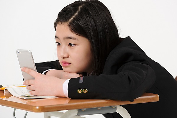 포토 JPG 스튜디오촬영 학생 응시 여학생 여자 교복 의자 실내 한명 앉기 상반신 옆모습 10대 책 스마트폰 한국인 책상 여중생 딴짓 십대여자한명만 국내포토 1 시선 옷 뷰포인트 가구 모션 중학생 청소년 사람 동양인 내부 핸드폰 스마트기기 여자한명만 십대여자만 파일형식