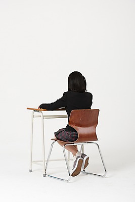포토 JPG 스튜디오촬영 전신 학생 여학생 여자 교복 의자 수업중 실내 한명 앉기 뒷모습 10대 한국인 책상 여중생 십대여자한명만 국내포토 1 옷 뷰포인트 가구 모션 중학생 청소년 수업 사람 동양인 내부 여자한명만 십대여자만 파일형식