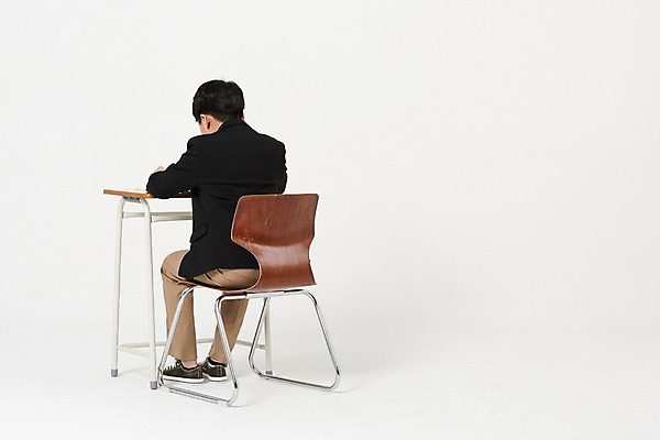 포토 JPG 스튜디오촬영 전신 학생 남자 교복 남학생 의자 중학생 수업중 실내 한명 앉기 뒷모습 10대 한국인 책상 십대남자한명만 국내포토 1 옷 뷰포인트 가구 모션 청소년 수업 사람 동양인 내부 남자한명만 십대남자만 파일형식