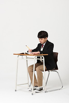 포토 JPG 스튜디오촬영 전신 학생 남자 교복 남학생 의자 중학생 수업중 실내 한명 앉기 옆모습 10대 연필 한국인 기록 책상 십대남자한명만 국내포토 1 옷 뷰포인트 가구 모션 청소년 수업 학용품 사람 동양인 내부 필기구 남자한명만 십대남자만 파일형식 교육 생활용품 문구용품 인종 남자만 십대만 오브젝트