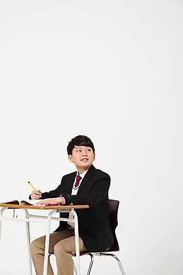 포토 JPG 스튜디오촬영 학생 응시 남자 교복 남학생 의자 중학생 수업중 실내 한명 미소 앉기 상반신 옆모습 10대 연필 한국인 올려보기 기록 책상 십대남자한명만 국내포토 1 시선 옷 뷰포인트 가구 모션 청소년 수업 학용품 표정 사람 동양인 내부 필기구 남자한명만 십대남자만 파일형식