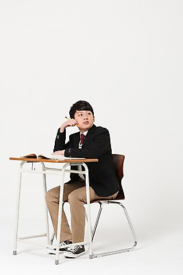 포토 JPG 스튜디오촬영 전신 학생 응시 남자 교복 남학생 의자 중학생 수업중 실내 한명 앉기 옆모습 10대 연필 턱괴기 한국인 올려보기 책상 십대남자한명만 국내포토 1 시선 옷 뷰포인트 가구 모션 청소년 수업 학용품 사람 동양인 내부 필기구 남자한명만 십대남자만 파일형식