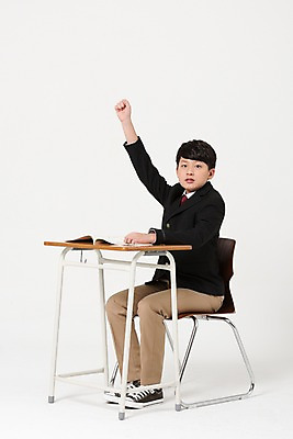 포토 JPG 스튜디오촬영 전신 학생 남자 교복 남학생 의자 중학생 수업중 실내 한명 앉기 옆모습 10대 책 손들기 한국인 질문 책상 십대남자한명만 국내포토 1 옷 뷰포인트 가구 모션 청소년 수업 사람 동양인 내부 남자한명만 십대남자만 파일형식