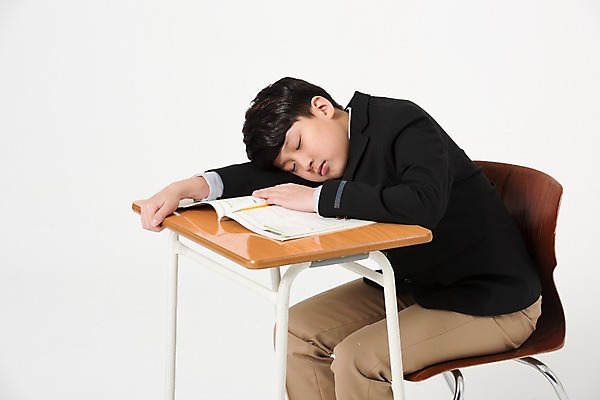포토 JPG 스튜디오촬영 학생 남자 교복 남학생 엎드리기 의자 중학생 수업중 실내 한명 앉기 상반신 옆모습 10대 한국인 잠 책상 십대남자한명만 국내포토 1 옷 뷰포인트 가구 모션 청소년 수업 사람 동양인 내부 남자한명만 십대남자만 파일형식