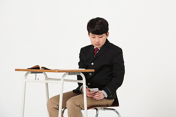 포토 JPG 스튜디오촬영 학생 남자 교복 남학생 의자 중학생 수업중 실내 한명 앉기 상반신 옆모습 10대 책 스마트폰 한국인 엿보기 책상 딴짓 십대남자한명만 국내포토 1 옷 뷰포인트 가구 모션 청소년 수업 사람 동양인 내부 핸드폰 스마트기기 남자한명만 십대남자만 파일형식