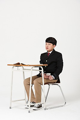 포토 JPG 스튜디오촬영 전신 학생 남자 교복 남학생 의자 중학생 수업중 실내 한명 앉기 옆모습 10대 책 스마트폰 한국인 엿보기 책상 딴짓 십대남자한명만 국내포토 1 옷 뷰포인트 가구 모션 청소년 수업 사람 동양인 내부 핸드폰 스마트기기 남자한명만 십대남자만 파일형식