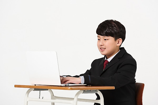 포토 JPG 스튜디오촬영 학생 남자 교복 남학생 의자 중학생 실내 한명 미소 앉기 상반신 옆모습 10대 노트북 한국인 책상 십대남자한명만 국내포토 1 옷 뷰포인트 가구 모션 청소년 표정 사람 동양인 내부 전자제품 남자한명만 십대남자만 파일형식