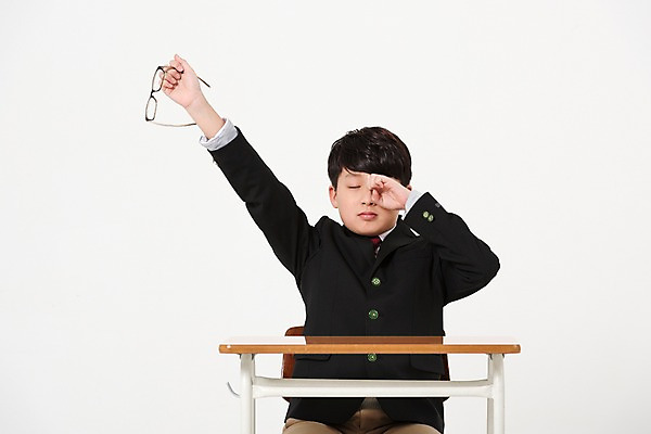 포토 JPG 스튜디오촬영 학생 남자 교복 안경 남학생 의자 중학생 실내 한명 앉기 상반신 앞모습 10대 한국인 책상 기지개 십대남자한명만 눈비비기 국내포토 1 잡화 옷 뷰포인트 가구 모션 청소년 사람 동양인 내부 남자한명만 십대남자만 파일형식