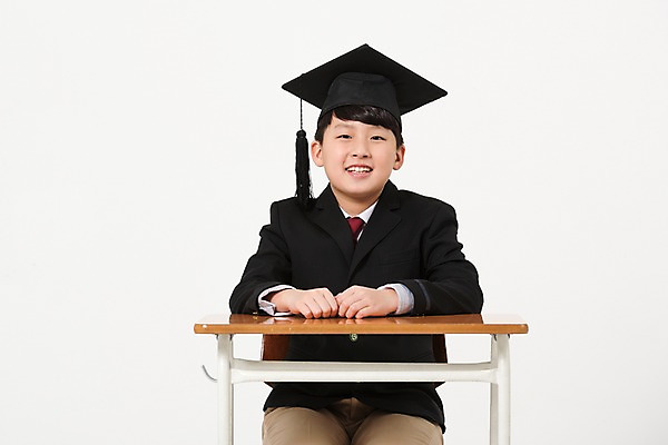 포토 JPG 스튜디오촬영 학생 남자 교복 남학생 의자 학사모 중학생 실내 한명 미소 앉기 상반신 앞모습 10대 한국인 책상 십대남자한명만 국내포토 모자_잡화 1 옷 뷰포인트 가구 졸업 모션 청소년 표정 사람 동양인 내부 남자한명만 십대남자만 파일형식