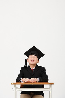 포토 JPG 스튜디오촬영 학생 남자 교복 남학생 의자 학사모 중학생 실내 한명 앉기 상반신 앞모습 10대 한국인 올려보기 책상 십대남자한명만 국내포토 모자 1 옷 뷰포인트 가구 졸업 모션 청소년 사람 동양인 내부 남자한명만 십대남자만 파일형식 잡화 교육 생활용품 인종 남자만 십대만 오브젝트
