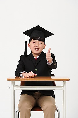 포토 JPG 스튜디오촬영 학생 남자 교복 남학생 의자 학사모 중학생 실내 한명 미소 앉기 상반신 앞모습 10대 한국인 엄지손가락 최고 책상 십대남자한명만 국내포토 모자 1 옷 뷰포인트 가구 졸업 손가락 모션 청소년 표정 사람 동양인 내부 남자한명만 십대남자만 파일형식 손 잡화 교육 생활용품 인종 남자만 십대만 신체부위 오브젝트