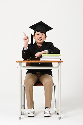 포토 JPG 스튜디오촬영 전신 학생 남자 교복 남학생 의자 학사모 중학생 실내 한명 미소 앉기 앞모습 10대 책 한국인 검지손가락 책상 여러권 십대남자한명만 국내포토 모자 1 옷 뷰포인트 가구 다수 졸업 손가락 모션 청소년 표정 사람 동양인 내부 남자한명만 십대남자만 파일형식 손 잡화 교육 생활용품 인종 남자만 십대만 신체부위 오브젝트