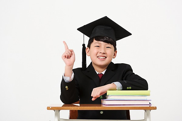 포토 JPG 스튜디오촬영 학생 남자 교복 남학생 의자 학사모 중학생 실내 한명 미소 앉기 상반신 앞모습 10대 책 한국인 검지손가락 책상 여러권 십대남자한명만 국내포토 모자_잡화 1 옷 뷰포인트 가구 다수 졸업 손가락 모션 청소년 표정 사람 동양인 내부 남자한명만 십대남자만 파일형식