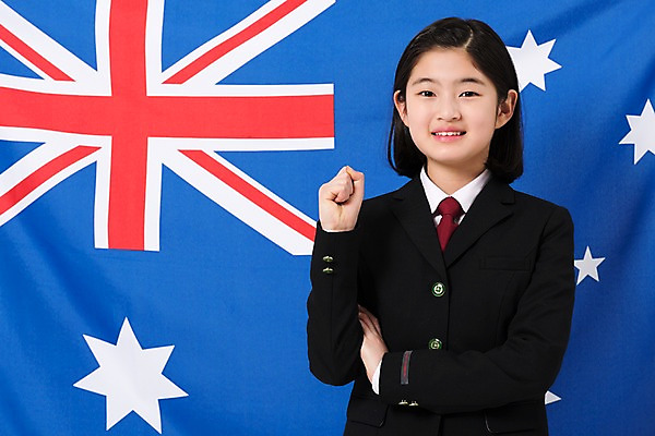 포토 JPG 스튜디오촬영 학생 여학생 여자 교복 실내 한명 서기 미소 상반신 앞모습 10대 주먹 한국인 여중생 호주국기 십대여자한명만 국내포토 1 옷 뷰포인트 모션 중학생 청소년 표정 사람 동양인 내부 국기 여자한명만 십대여자만 파일형식