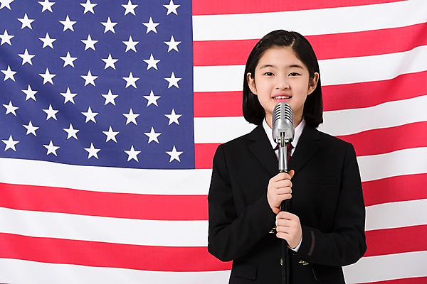 포토 JPG 스튜디오촬영 학생 영어 여학생 여자 교복 실내 말하기 한명 서기 미소 상반신 앞모습 10대 한국인 발표 성조기 마이크 여중생 십대여자한명만 국내포토 문자 1 옷 뷰포인트 음향기기 모션 중학생 청소년 표정 사람 동양인 내부 국기 여자한명만 십대여자만 파일형식