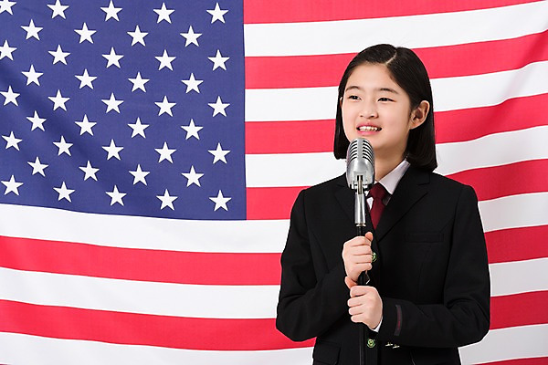 포토 JPG 스튜디오촬영 학생 영어 여학생 여자 교복 실내 말하기 한명 서기 미소 상반신 앞모습 10대 한국인 발표 성조기 마이크 여중생 십대여자한명만 국내포토 문자 1 옷 뷰포인트 음향기기 모션 중학생 청소년 표정 사람 동양인 내부 국기 여자한명만 십대여자만 파일형식