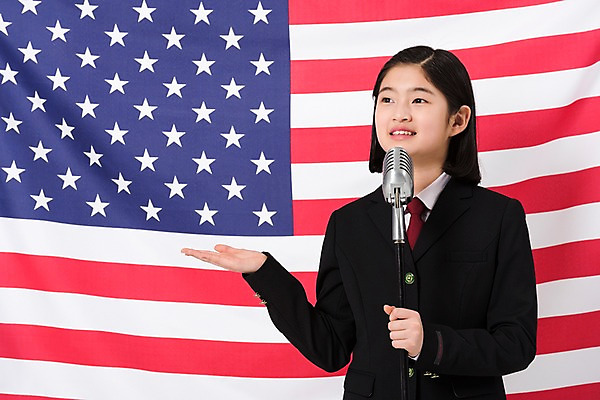 포토 JPG 스튜디오촬영 학생 영어 응시 여학생 여자 교복 실내 말하기 설명 한명 서기 상반신 앞모습 10대 한국인 발표 성조기 마이크 여중생 십대여자한명만 국내포토 문자 1 시선 옷 뷰포인트 음향기기 모션 중학생 청소년 사람 동양인 내부 국기 여자한명만 십대여자만 파일형식