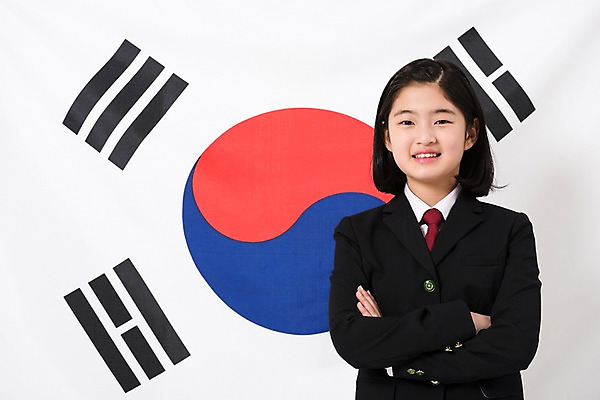 포토 JPG 스튜디오촬영 학생 응시 여학생 여자 교복 실내 한명 서기 미소 상반신 앞모습 10대 팔짱 한국인 태극기 삼일절 여중생 애국심 광복절 나라사랑 십대여자한명만 국내포토 1 시선 옷 뷰포인트 모션 중학생 청소년 표정 사람 동양인 내부 공휴일 국기 국경일 여자한명만 십대여자만 파일형식