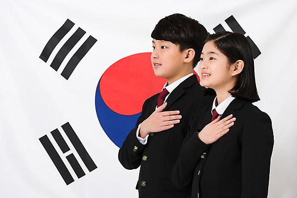 포토 JPG 스튜디오촬영 학생 여학생 여자 남자 교복 남학생 실내 서기 미소 상반신 두명 옆모습 10대 친구 한국인 태극기 삼일절 여중생 광복절 국기에대한경례 십대만 남중생 국내포토 옷 뷰포인트 관계 모션 중학생 청소년 표정 사람 동양인 내부 공휴일 국기 국경일 경례 파일형식