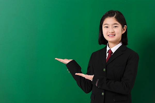 포토 JPG 스튜디오촬영 학생 여학생 여자 교복 포즈 실내 설명 한명 서기 미소 상반신 앞모습 10대 손들기 칠판 한국인 여중생 십대여자한명만 국내포토 1 옷 뷰포인트 모션 중학생 청소년 표정 사람 동양인 내부 여자한명만 십대여자만 파일형식