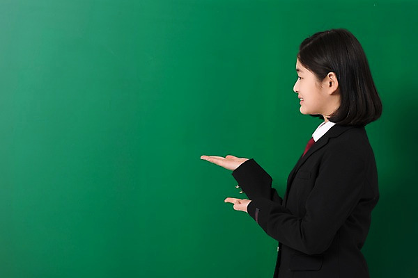 포토 JPG 스튜디오촬영 학생 여학생 여자 교복 포즈 실내 설명 한명 서기 미소 상반신 옆모습 10대 손들기 칠판 한국인 여중생 십대여자한명만 국내포토 1 옷 뷰포인트 모션 중학생 청소년 표정 사람 동양인 내부 여자한명만 십대여자만 파일형식