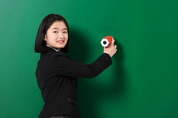 포토 JPG 스튜디오촬영 학생 응시 여학생 여자 교복 실내 한명 서기 미소 상반신 옆모습 10대 연필 칠판 한국인 기록 여중생 십대여자한명만 국내포토 1 시선 옷 뷰포인트 모션 중학생 청소년 학용품 표정 사람 동양인 내부 필기구 여자한명만 십대여자만 파일형식