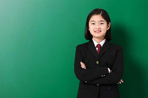 포토 JPG 스튜디오촬영 학생 여학생 여자 교복 포즈 실내 한명 서기 미소 상반신 앞모습 10대 팔짱 칠판 한국인 여중생 십대여자한명만 국내포토 1 옷 뷰포인트 모션 중학생 청소년 표정 사람 동양인 내부 여자한명만 십대여자만 파일형식