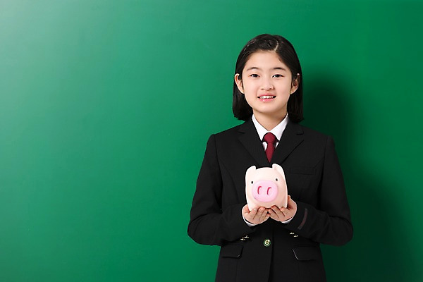 포토 JPG 스튜디오촬영 학생 여학생 여자 교복 실내 한명 서기 미소 들기 상반신 앞모습 10대 칠판 한국인 돼지저금통 여중생 십대여자한명만 금융의날 국내포토 1 옷 뷰포인트 모션 중학생 청소년 표정 사람 동양인 내부 저금통 여자한명만 십대여자만 파일형식 법정기념일