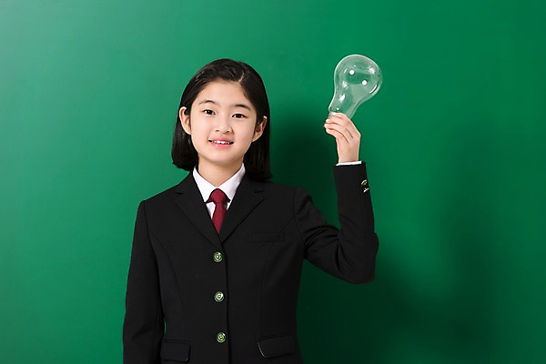 포토 JPG 스튜디오촬영 학생 응시 여학생 여자 교복 전구 실내 한명 서기 미소 들기 상반신 앞모습 10대 칠판 한국인 여중생 십대여자한명만 국내포토 1 시선 옷 뷰포인트 모션 중학생 청소년 표정 사람 동양인 내부 여자한명만 십대여자만 파일형식