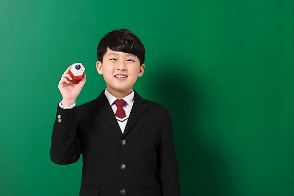 포토 JPG 스튜디오촬영 학생 남자 교복 남학생 포즈 중학생 실내 한명 서기 미소 상반신 앞모습 10대 연필 칠판 한국인 십대남자한명만 국내포토 1 옷 뷰포인트 모션 청소년 학용품 표정 사람 동양인 내부 필기구 남자한명만 십대남자만 파일형식