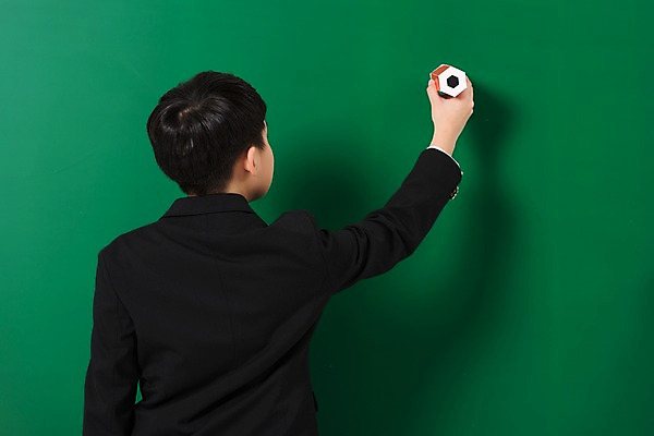 포토 JPG 스튜디오촬영 학생 남자 교복 남학생 중학생 실내 한명 서기 상반신 뒷모습 10대 연필 칠판 한국인 기록 십대남자한명만 국내포토 1 옷 뷰포인트 모션 청소년 학용품 사람 동양인 내부 필기구 남자한명만 십대남자만 파일형식