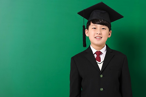 포토 JPG 스튜디오촬영 학생 남자 교복 남학생 학사모 중학생 실내 한명 서기 미소 상반신 앞모습 10대 칠판 한국인 십대남자한명만 국내포토 모자 1 옷 뷰포인트 졸업 모션 청소년 표정 사람 동양인 내부 남자한명만 십대남자만 파일형식 잡화 교육 인종 남자만 십대만