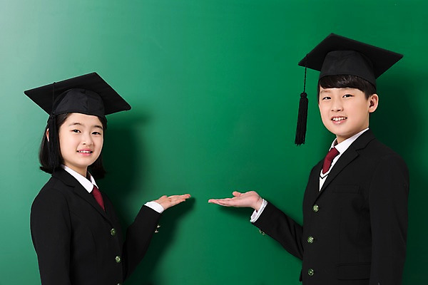 포토 JPG 스튜디오촬영 학생 여학생 여자 남자 교복 남학생 학사모 안내 실내 설명 서기 미소 상반신 두명 옆모습 10대 친구 손들기 칠판 한국인 여중생 십대만 남중생 국내포토 모자_잡화 옷 뷰포인트 졸업 관계 모션 중학생 청소년 표정 사람 동양인 내부 파일형식