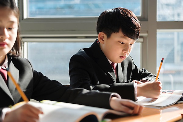 포토 JPG 주간 스튜디오촬영 학생 응시 여학생 여자 남자 교복 남학생 의자 교실 수업중 실내 앉기 상반신 두명 옆모습 10대 책 친구 연필 한국인 기록 창가 책상 여중생 십대만 남중생 국내포토 자연요소 시선 옷 교육 뷰포인트 가구 창문 학교 관계 모션 중학생 청소년 수업 학용품 사람 동양인 내부 필기구 파일형식