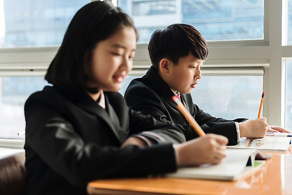포토 JPG 주간 스튜디오촬영 학생 응시 여학생 여자 남자 교복 남학생 의자 교실 수업중 실내 앉기 상반신 두명 옆모습 10대 책 친구 연필 한국인 기록 창가 책상 여중생 십대만 남중생 국내포토 자연요소 시선 옷 교육 뷰포인트 가구 창문 학교 관계 모션 중학생 청소년 수업 학용품 사람 동양인 내부 필기구 파일형식
