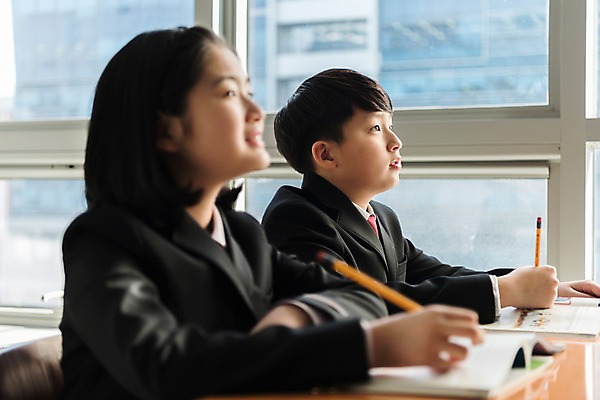포토 JPG 주간 스튜디오촬영 학생 응시 여학생 여자 남자 교복 남학생 의자 교실 수업중 실내 앉기 상반신 두명 옆모습 10대 책 친구 연필 한국인 집중 창가 책상 여중생 십대만 남중생 국내포토 자연요소 시선 옷 교육 뷰포인트 가구 컨셉 창문 학교 관계 모션 중학생 청소년 수업 학용품 사람 동양인 내부 필기구 파일형식