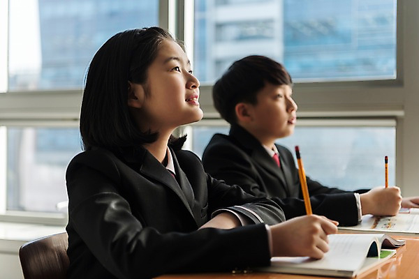 포토 JPG 주간 스튜디오촬영 학생 응시 여학생 여자 남자 교복 남학생 의자 교실 수업중 실내 앉기 상반신 두명 옆모습 10대 책 친구 연필 한국인 기록 집중 창가 책상 여중생 십대만 남중생 국내포토 자연요소 시선 옷 교육 뷰포인트 가구 컨셉 창문 학교 관계 모션 중학생 청소년 수업 학용품 사람 동양인 내부 필기구 파일형식