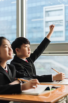 포토 JPG 주간 스튜디오촬영 학생 응시 여학생 여자 남자 교복 남학생 의자 교실 수업중 실내 미소 앉기 상반신 두명 옆모습 10대 책 친구 연필 손들기 한국인 질문 창가 책상 여중생 십대만 남중생 국내포토 자연요소 시선 옷 교육 뷰포인트 가구 창문 학교 관계 모션 중학생 청소년 수업 학용품 표정 사람 동양인 내부 필기구 파일형식