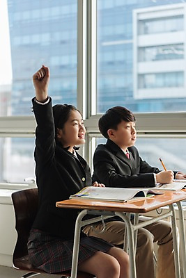 포토 JPG 주간 스튜디오촬영 학생 응시 여학생 여자 남자 교복 남학생 의자 교실 수업중 실내 미소 앉기 상반신 두명 옆모습 10대 책 친구 연필 손들기 한국인 질문 창가 책상 여중생 십대만 남중생 국내포토 자연요소 시선 옷 교육 뷰포인트 가구 창문 학교 관계 모션 중학생 청소년 수업 학용품 표정 사람 동양인 내부 필기구 파일형식