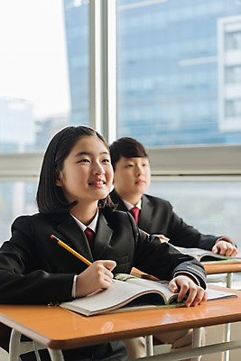 포토 JPG 주간 스튜디오촬영 학생 응시 여학생 여자 남자 교복 남학생 의자 교실 수업중 실내 미소 앉기 상반신 두명 앞모습 10대 책 친구 연필 한국인 기록 창가 책상 여중생 십대만 남중생 국내포토 자연요소 시선 옷 교육 뷰포인트 가구 창문 학교 관계 모션 중학생 청소년 수업 학용품 표정 사람 동양인 내부 필기구 파일형식