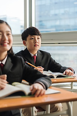 포토 JPG 주간 스튜디오촬영 학생 응시 여학생 여자 남자 교복 남학생 의자 교실 수업 수업중 실내 미소 앉기 상반신 두명 앞모습 10대 책 친구 연필 한국인 집중 창가 책상 여중생 십대만 남중생 국내포토 자연요소 시선 옷 교육 뷰포인트 가구 컨셉 창문 학교 관계 모션 중학생 청소년 학용품 표정 사람 동양인 내부 필기구 파일형식 생활용품 문구용품 인종 오브젝트
