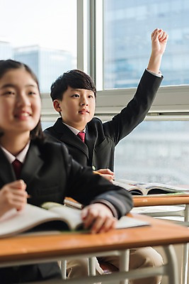 포토 JPG 주간 스튜디오촬영 학생 응시 여학생 여자 남자 교복 남학생 의자 교실 수업중 실내 앉기 상반신 두명 앞모습 10대 책 친구 연필 손들기 한국인 질문 창가 책상 여중생 십대만 남중생 국내포토 자연요소 시선 옷 교육 뷰포인트 가구 창문 학교 관계 모션 중학생 청소년 수업 학용품 사람 동양인 내부 필기구 파일형식