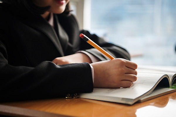 포토 JPG 주간 스튜디오촬영 학생 여학생 여자 교복 의자 교실 실내 한명 앉기 근접촬영 상반신 옆모습 10대 책 연필 한국인 기록 창가 책상 여중생 십대여자한명만 국내포토 자연요소 1 옷 교육 뷰포인트 가구 창문 학교 모션 중학생 청소년 학용품 사람 동양인 내부 필기구 여자한명만 십대여자만 파일형식