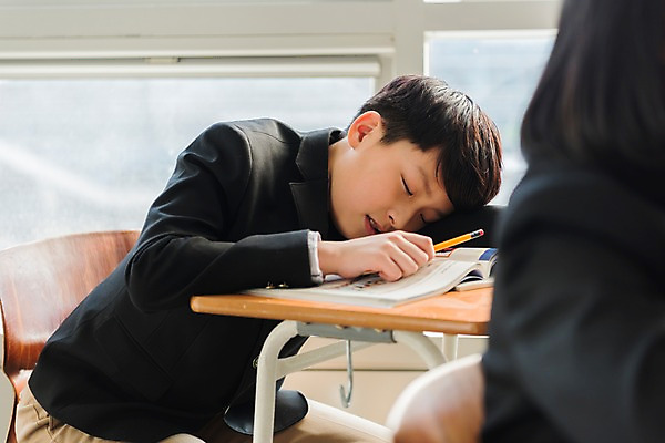 포토 JPG 주간 스튜디오촬영 학생 여학생 여자 남자 교복 남학생 엎드리기 의자 교실 수업중 실내 앉기 상반신 두명 옆모습 10대 책 친구 연필 한국인 잠 창가 책상 여중생 십대만 남중생 국내포토 자연요소 옷 교육 뷰포인트 가구 창문 학교 관계 모션 중학생 청소년 수업 학용품 사람 동양인 내부 필기구 파일형식