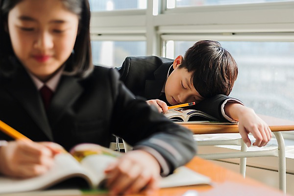 포토 JPG 주간 스튜디오촬영 학생 여학생 여자 남자 교복 남학생 의자 교실 수업중 실내 앉기 상반신 두명 앞모습 10대 책 친구 연필 한국인 기록 잠 창가 책상 여중생 십대만 남중생 국내포토 자연요소 옷 교육 뷰포인트 가구 창문 학교 관계 모션 중학생 청소년 수업 학용품 사람 동양인 내부 필기구 파일형식