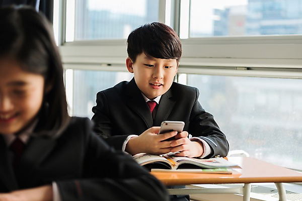 포토 JPG 주간 스튜디오촬영 학생 응시 여학생 여자 남자 교복 남학생 의자 교실 수업중 실내 미소 앉기 상반신 두명 앞모습 10대 책 친구 스마트폰 한국인 창가 책상 여중생 딴짓 십대만 남중생 국내포토 자연요소 시선 옷 교육 뷰포인트 가구 창문 학교 관계 모션 중학생 청소년 수업 표정 사람 동양인 내부 핸드폰 스마트기기 파일형식